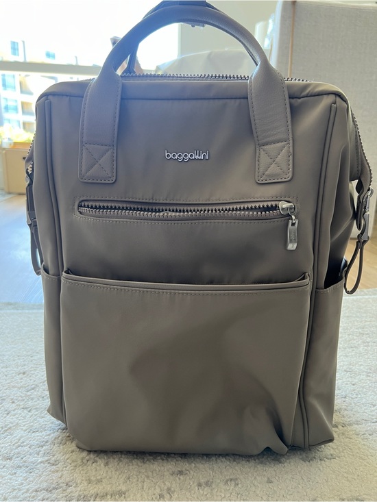 Baggallini Other - Baggallini Women’s Soho Laptop Taupe Backpack